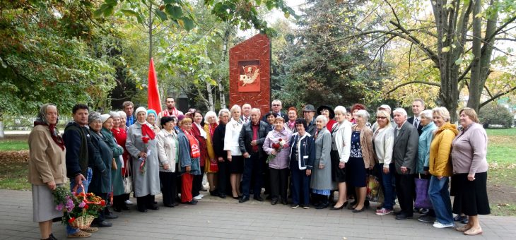 НЕ РАССТАНУСЬ С КОМСОМОЛОМ…